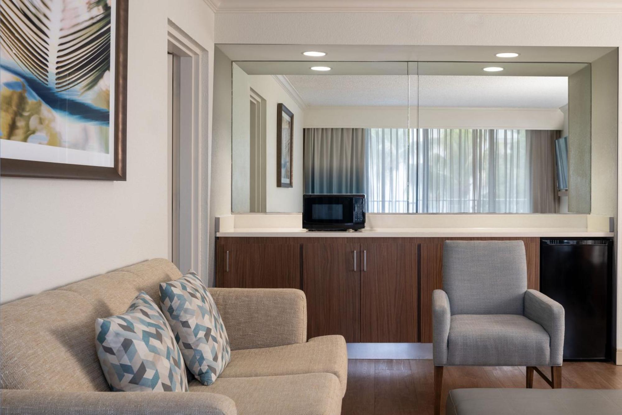 Courtyard By Marriott - Naples Otel Dış mekan fotoğraf