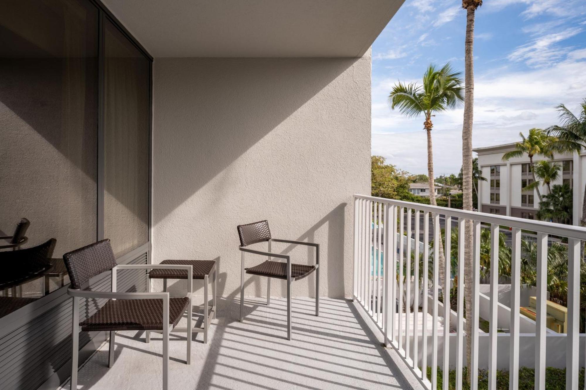 Courtyard By Marriott - Naples Otel Dış mekan fotoğraf