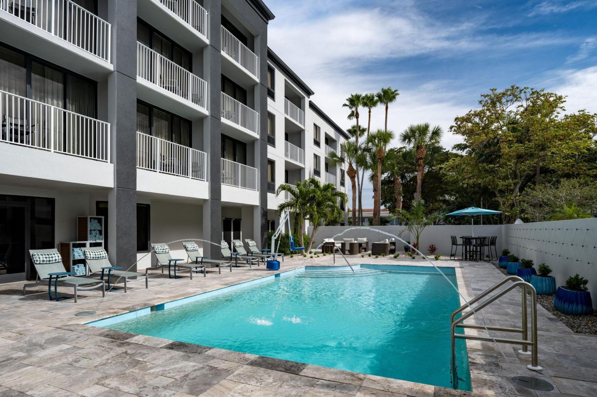 Courtyard By Marriott - Naples Otel Dış mekan fotoğraf