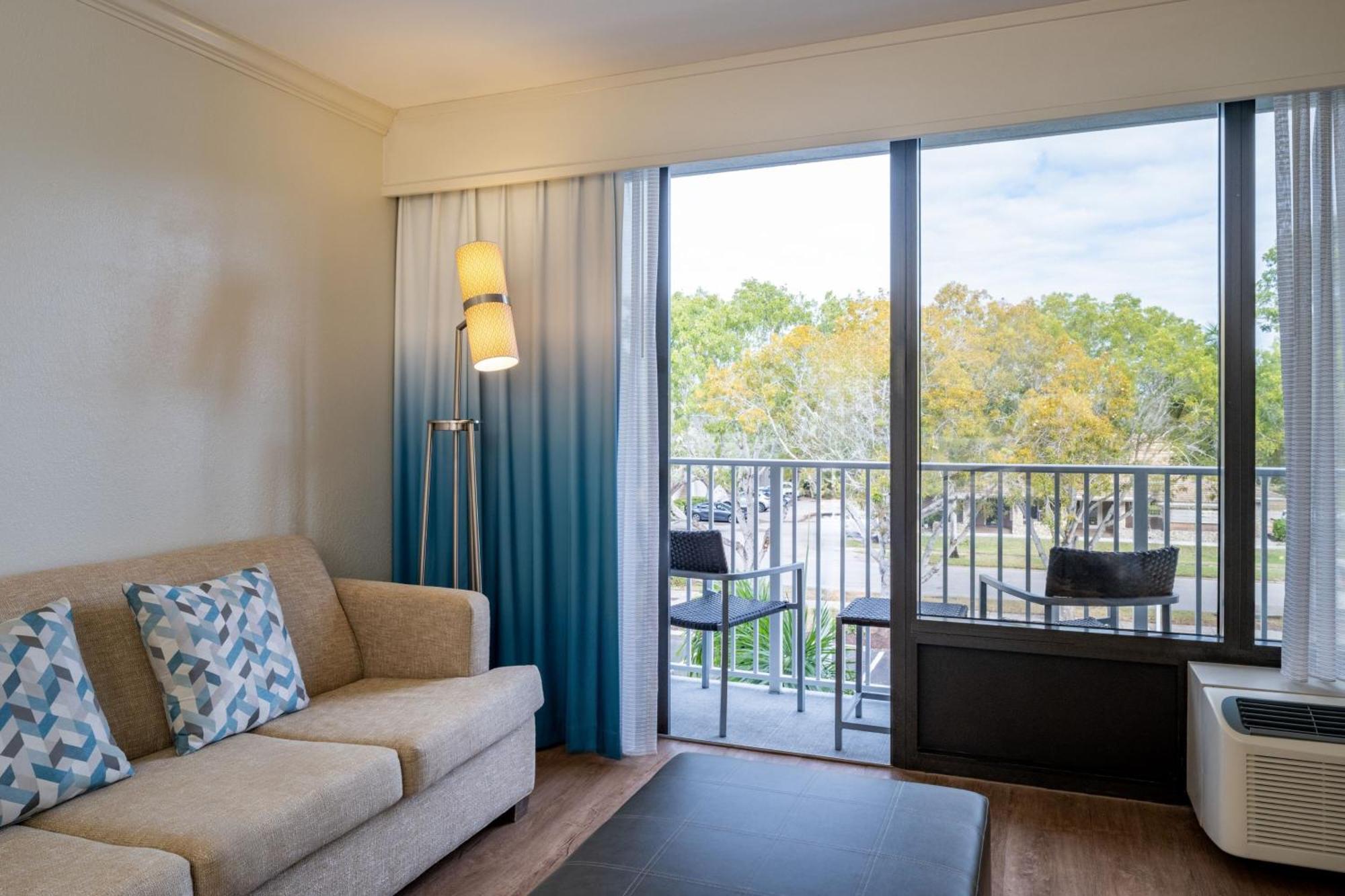 Courtyard By Marriott - Naples Otel Dış mekan fotoğraf