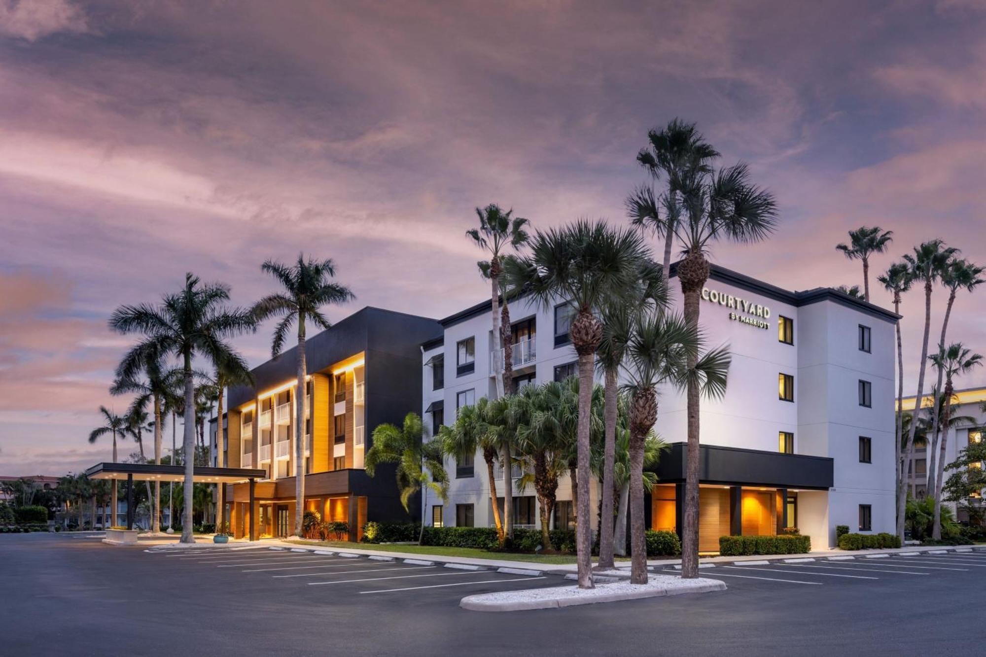 Courtyard By Marriott - Naples Otel Dış mekan fotoğraf