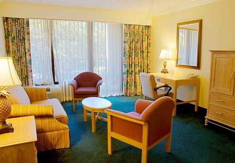 Courtyard By Marriott - Naples Otel Oda fotoğraf